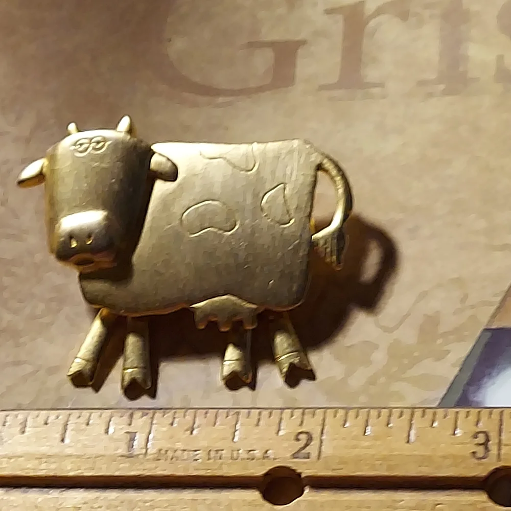"Saturday Special" Jonette Jewelry Cow Brooch Pin Signed JJ Gold Tone + Gift Bag - Picture 3 of 3